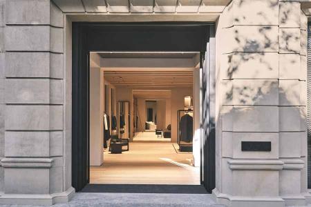 Zara sigue renovando tiendas, ahora con nuevo buque insignia en Barcelona.
