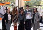 Dos alumnos de la escuela BAU trituran ropa y ganan un premio.